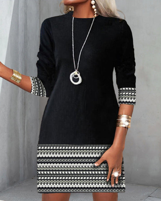 Uformell kjole med patchwork-trykk