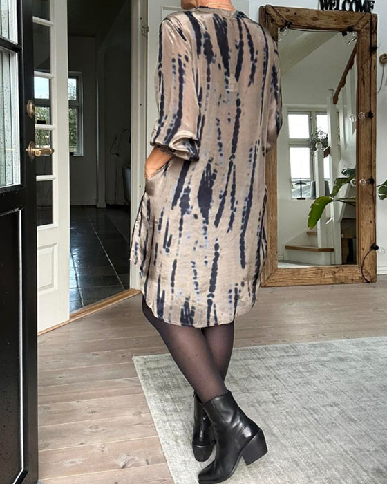 Kjole med trykk og V-hals
