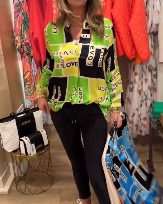 Uformell topp med v-hals med bokstavtrykk