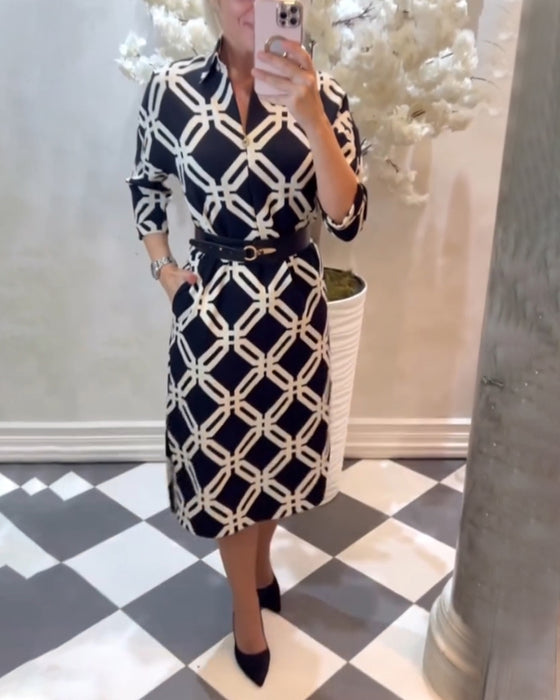 Elegant kjole med geometrisk trykk på siden