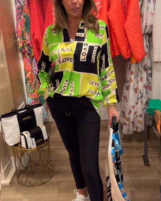 Uformell topp med v-hals med bokstavtrykk