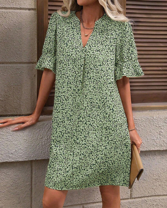 Elegant trykket V-hals kjole