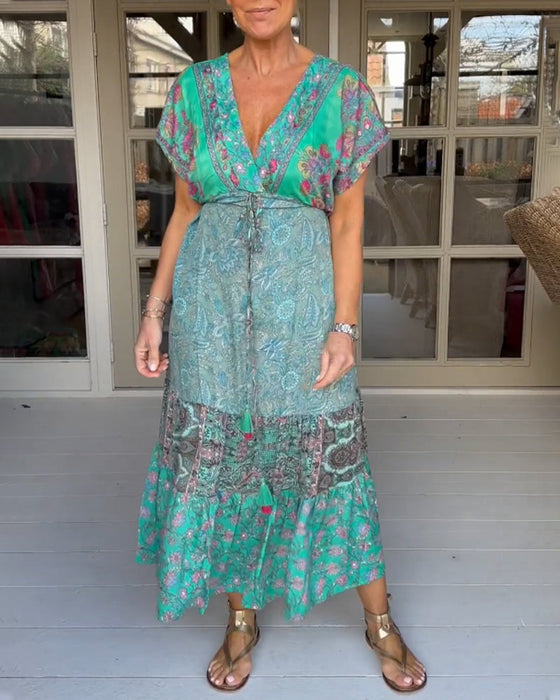 Elegant kjole med V-hals i trykk