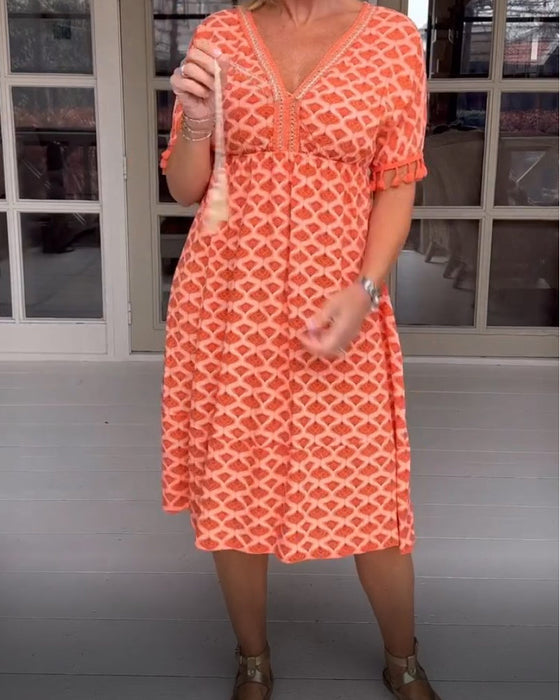 V-hals kjole i trykk med frynser