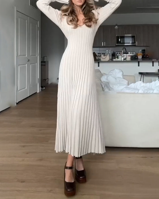 Ensfarget kjole med v-hals, ribbet