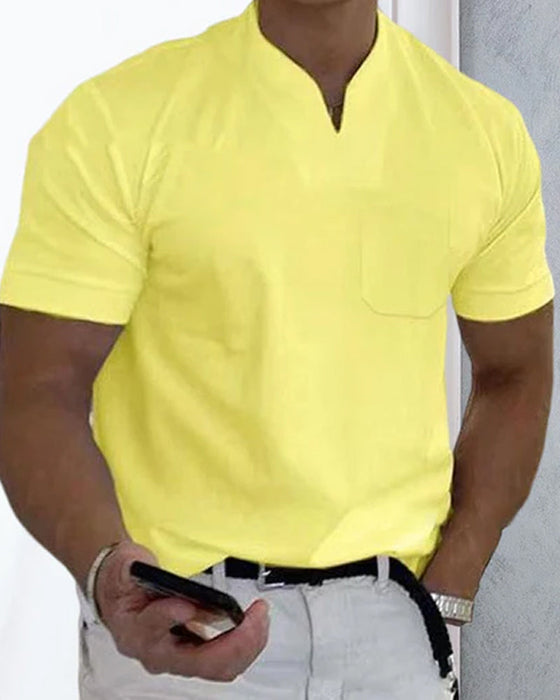 En sporty T-skjorte med korte ermer og V-hals