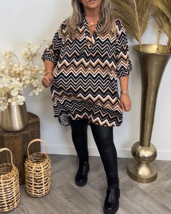 V-hals kjole med bølgetrykk