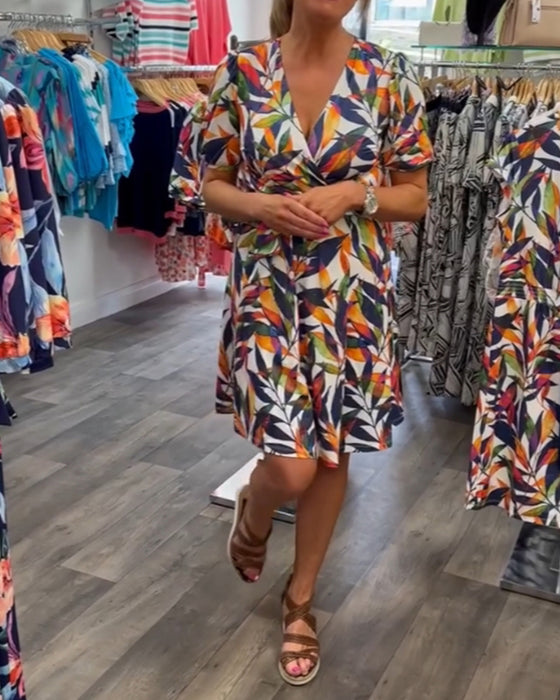 Kjole med V-hals og korte ermer med trykk