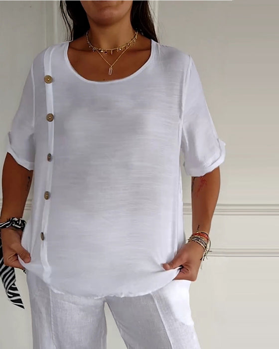 Topp med spinkelt stoff og knapper