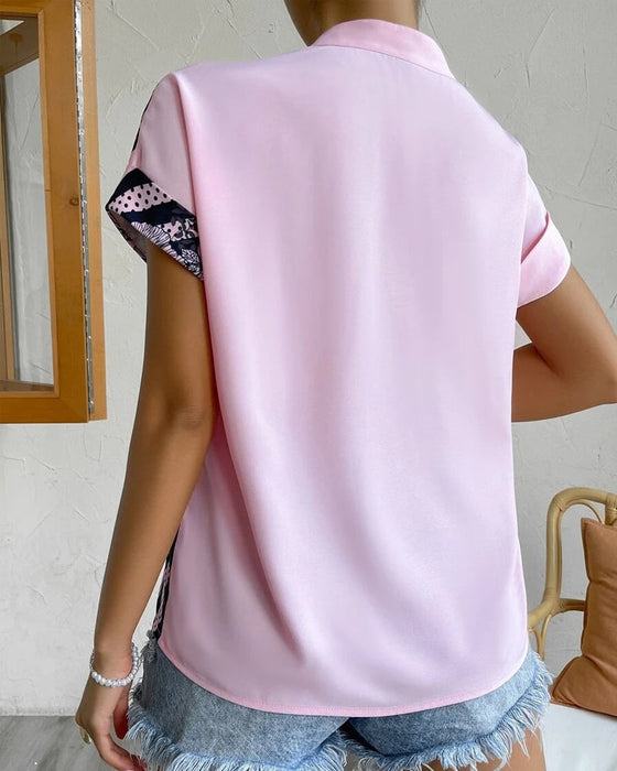 Bluse i panelt blomsterprint med knapp og kort erme