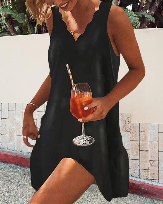 Uformell svart kjole med bølgehals