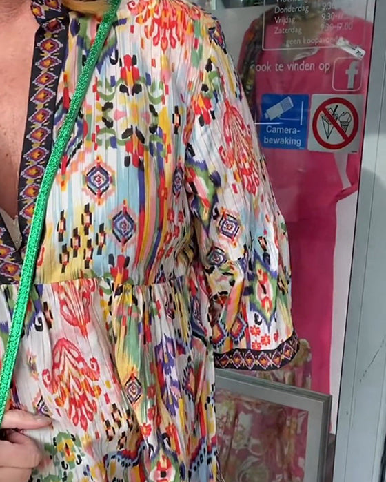 Elegant lang kjole med V-hals