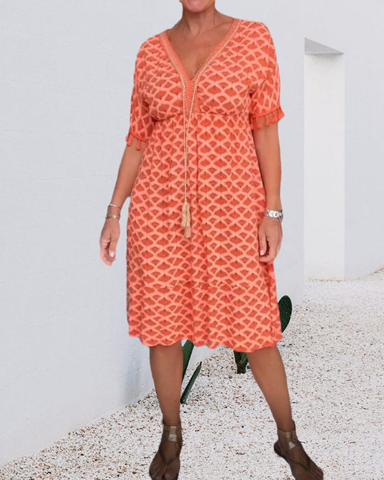 V-hals kjole i trykk med frynser