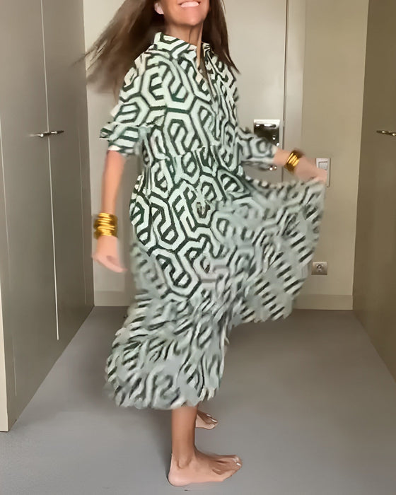 Kjole med ni-punkts ermer med geometrisk trykk