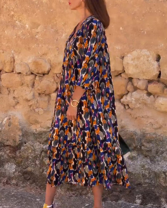 Kjole med retrotrykk og v-hals