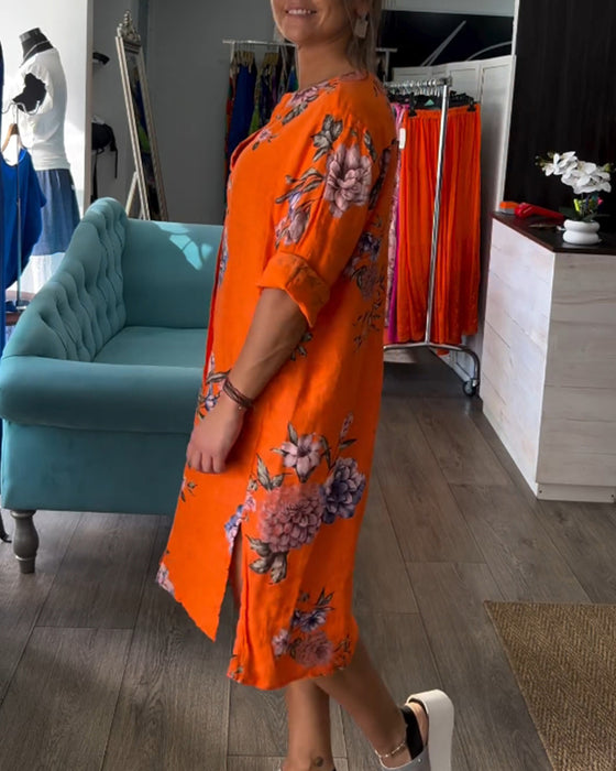 Kjole med knapper og trykt V-hals