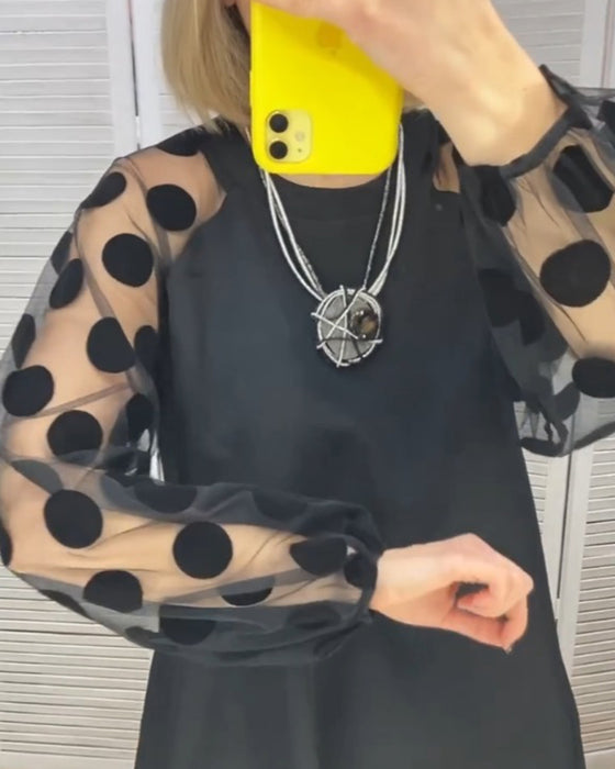 Kjole med elegant stil og prikkete mønster