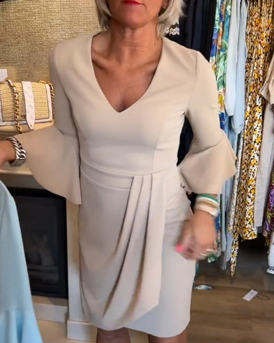 V-hals plissert kjole med klokkeermer