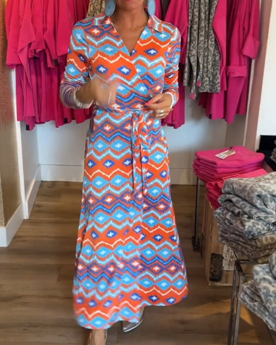 Fargerike jakkeslagskjole med trykk