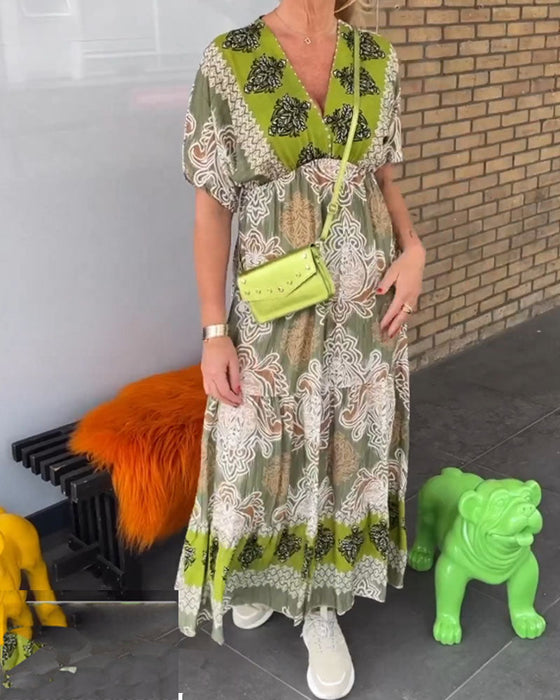 Uformell v-hals kortermet kjole med trykk