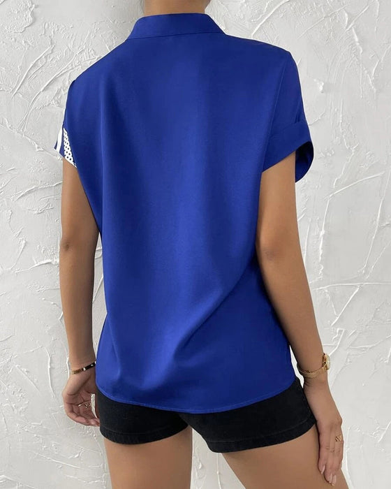 Bluse i panelt blomsterprint med knapp og kort erme