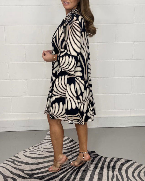 V-hals avslappet kjole med trykk