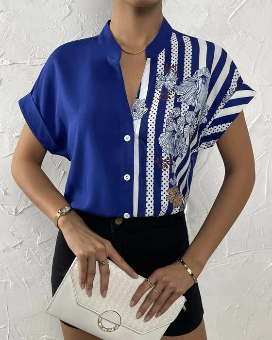 Bluse i panelt blomsterprint med knapp og kort erme