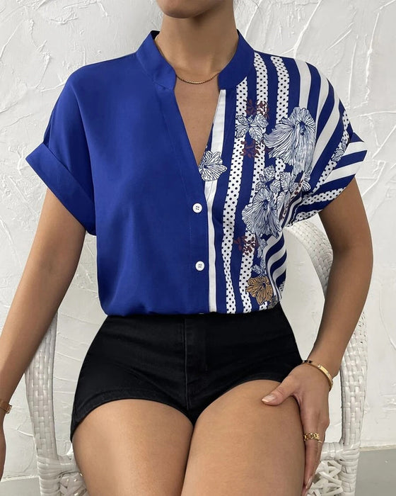 Bluse i panelt blomsterprint med knapp og kort erme