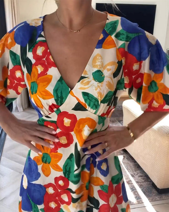 V-hals kjole med blomstertrykk