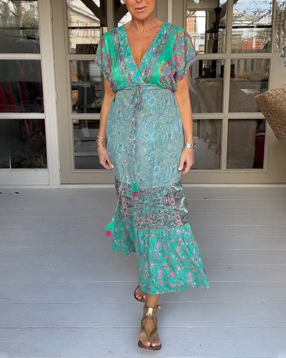 Elegant kjole med V-hals i trykk