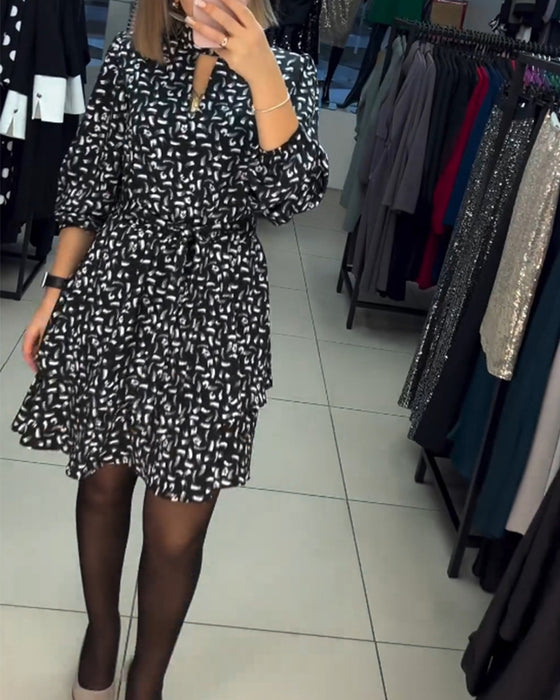 Elegant utskåren kjole med trykk