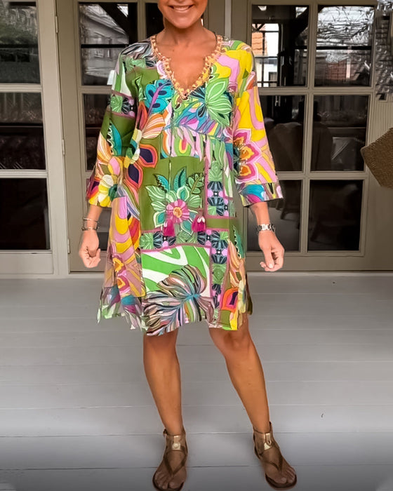 Uformell kjole med blomster og gresstrykk