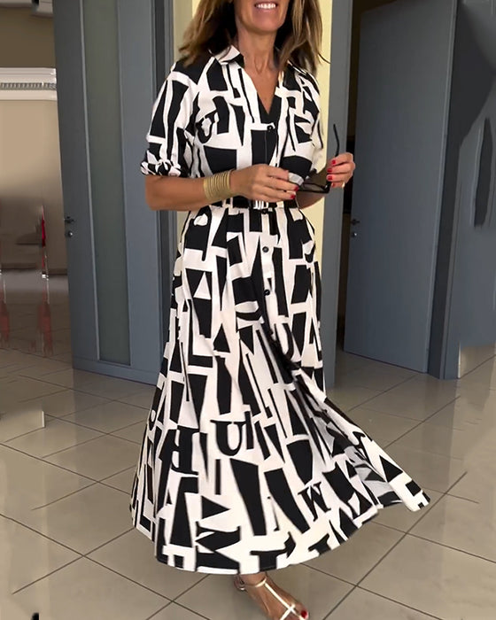 Kjole med geometrisk trykk og løs passform