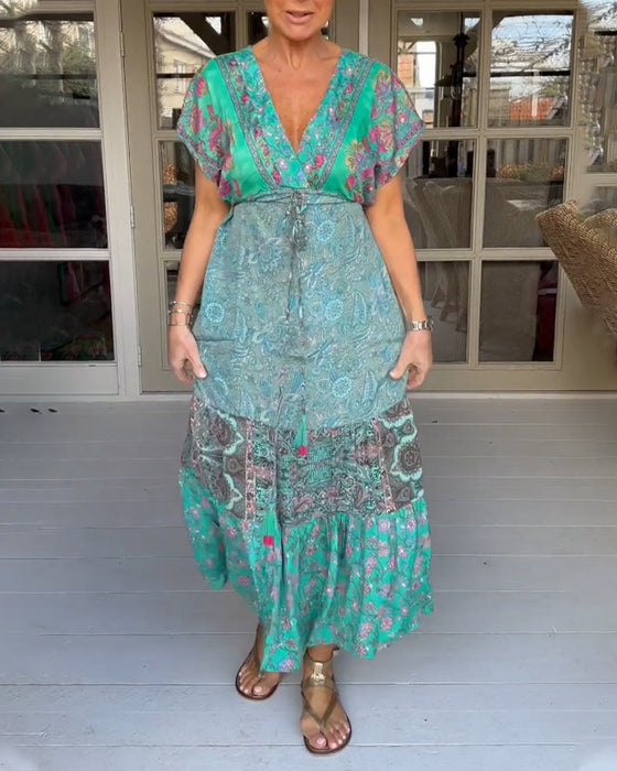 Elegant kjole med V-hals i trykk