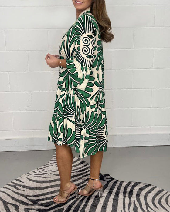 V-hals avslappet kjole med trykk