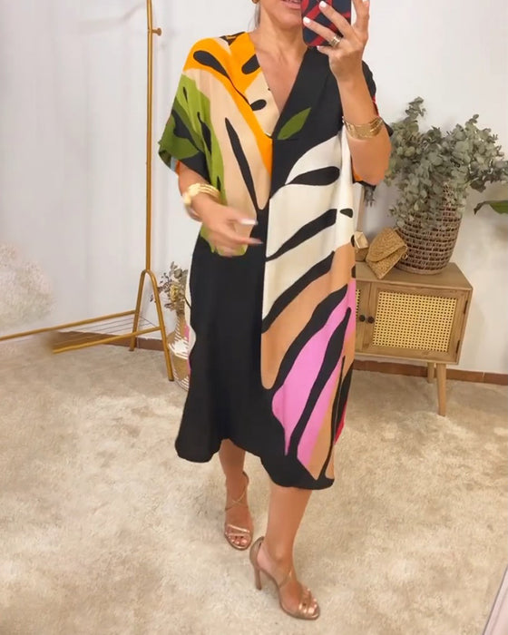 Uformell kjole med fargerik bladtrykk