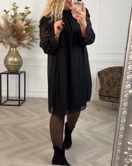 Elegant ermeløs skiftkjole med blonder