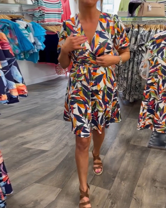 Kjole med V-hals og korte ermer med trykk