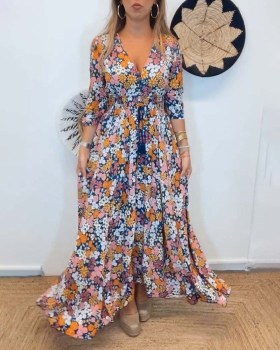 Kjole med dyp V-hals og blomster