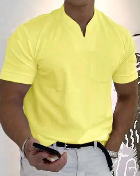 En sporty T-skjorte med korte ermer og V-hals