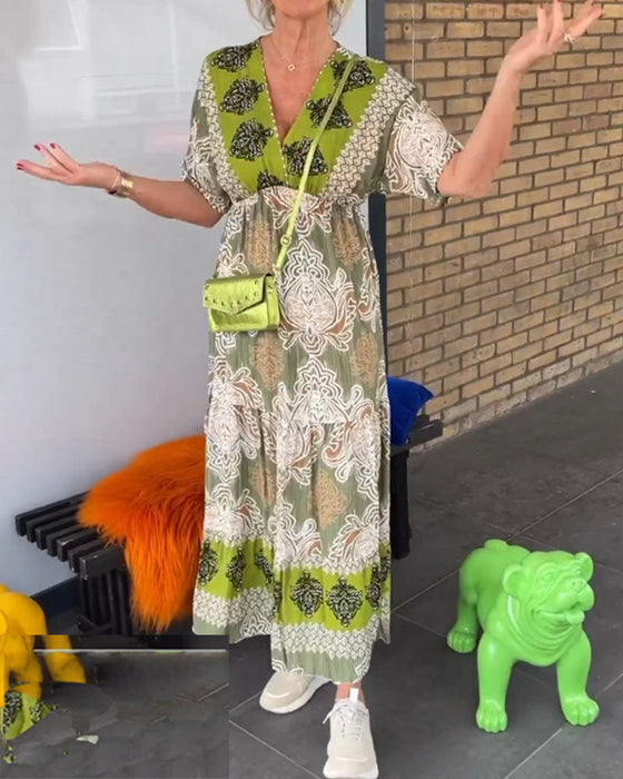 Uformell v-hals kortermet kjole med trykk