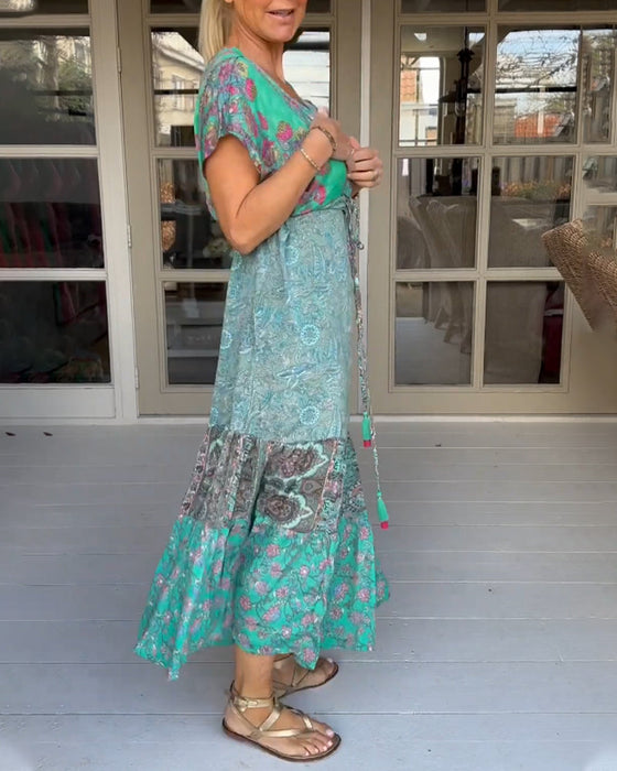 Elegant kjole med V-hals i trykk