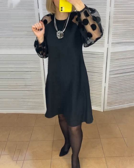 Kjole med elegant stil og prikkete mønster