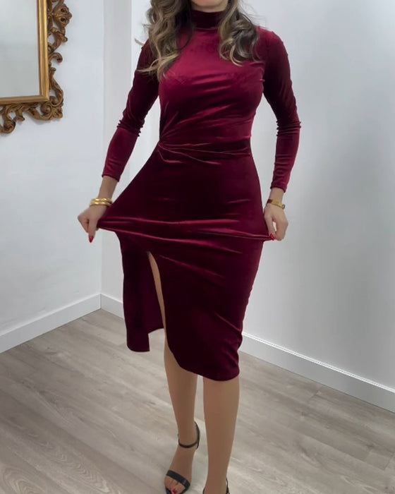 Elegant fløyelskjole med splitt i siden