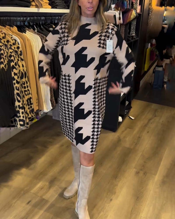 Kjole med langermet og houndstooth -mønster