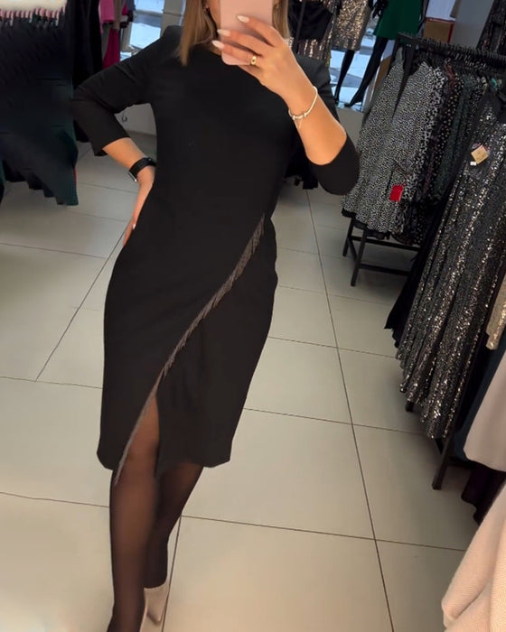 Kjole med rund hals og skrå splitt