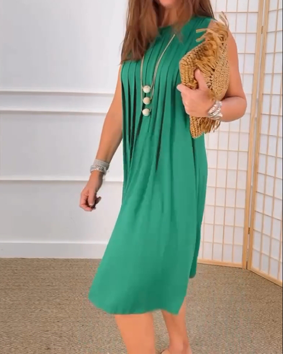 Ermeløs plissert kjole med rund hals