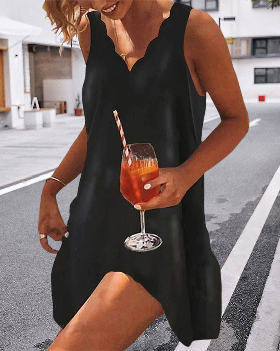 Uformell svart kjole med bølgehals