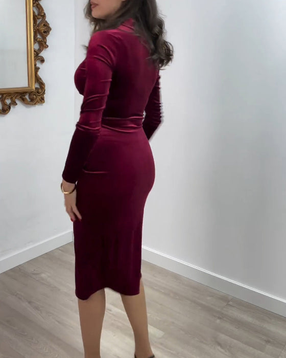 Elegant fløyelskjole med splitt i siden