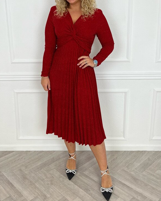 Kjoler med folder og solide farger